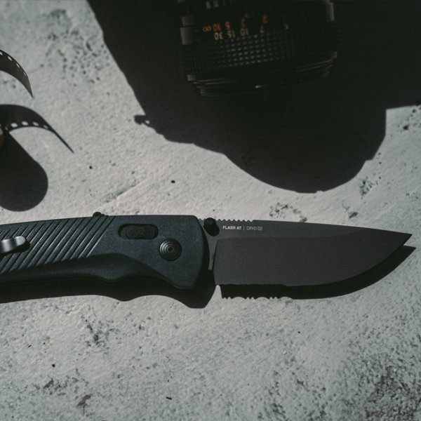 Нож SOG Flash AT, Urban Grey, Serrated 